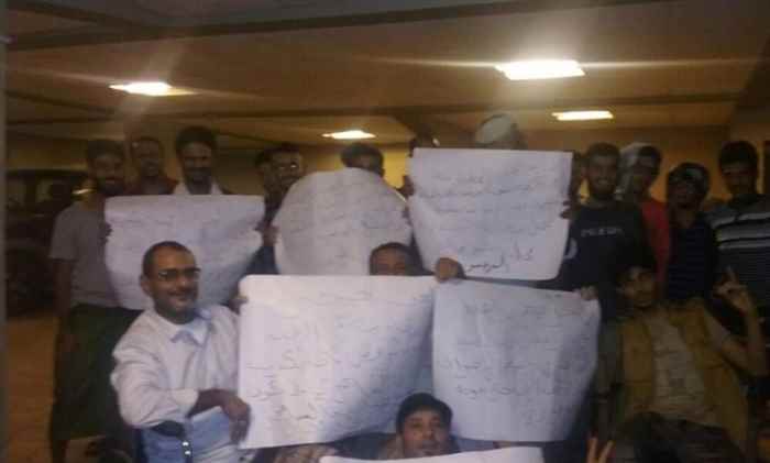 العودة للجمهوري ورفضا للسباعي .. وقفة احتجاجية لجرحى المقاومة الجنوبية في بونا الهندية