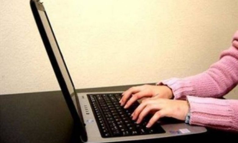 قصة امرأة تتعرض للاحتيال على الإنترنت.. والجاني زوج ابنتها!