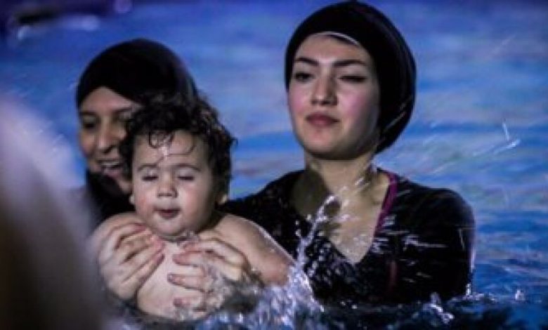 بالصور.. ردود فعل أطفال أقل من سنة يجربون السباحة للمرة الأولى