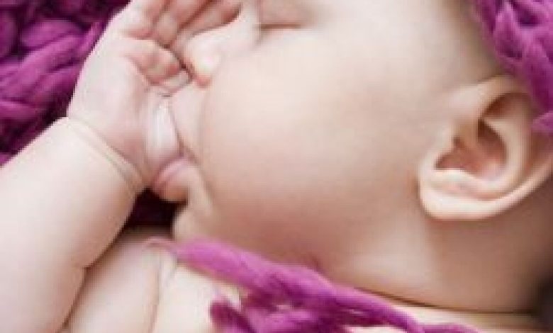 هذه هي مخاطر مص الطفل لإبهامه... فاحذري منها!