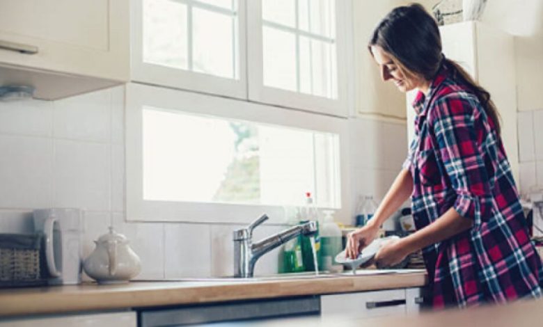 بشرى سارة.. هذه هي فائدة غسل الصحون وطي الملابس!