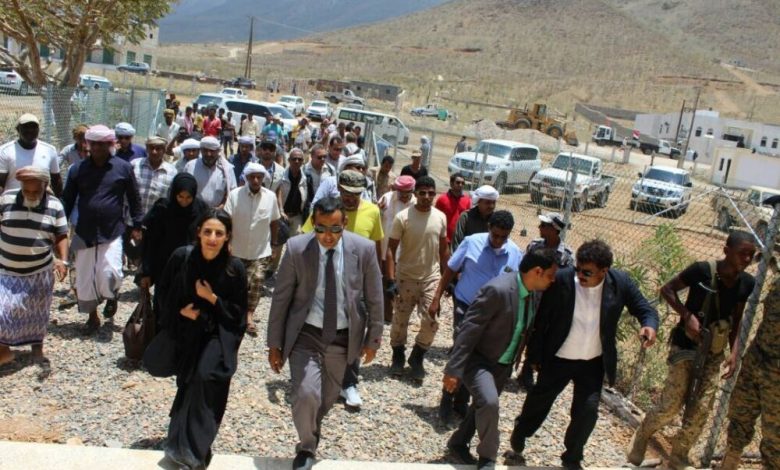 وفد من أبوظبي يصل إلى مطار سقطرى الدولي