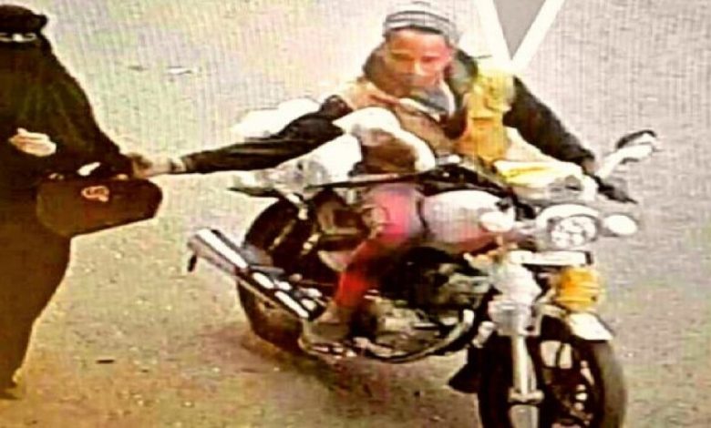 الشرطة بصنعاء تعلن القاء القبض على رجل فيديو نشل الشنطة النسائية