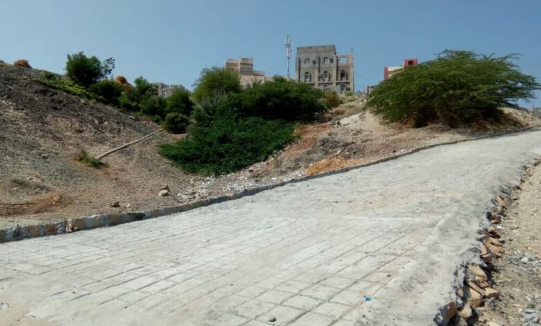 انتهاء المرحلة الأولى من مشروع طريق جبل الحصن بأبين