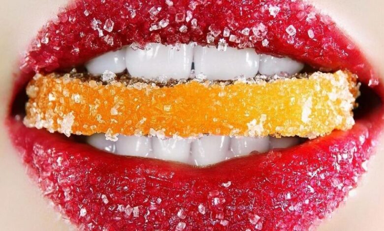 8 مكوّنات طبيعيّة كافية لتخليصنا من مشكلة تشقّق الشفاه