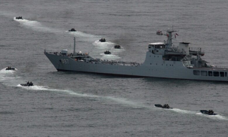 الصين تقوم بإنزال أول سفينة إنزال خاصة إلى الماء