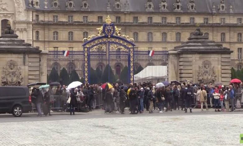 آلاف الفرنسيين يلقون نظرة الوداع على رئيسهم الراحل شيراك