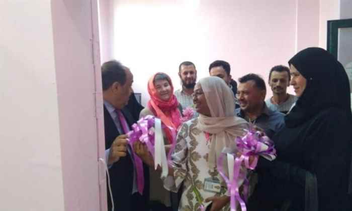 مدير منظمة الصحة العالمية بعدن تتفقد قسم الاورام بمستشفى الصداقة