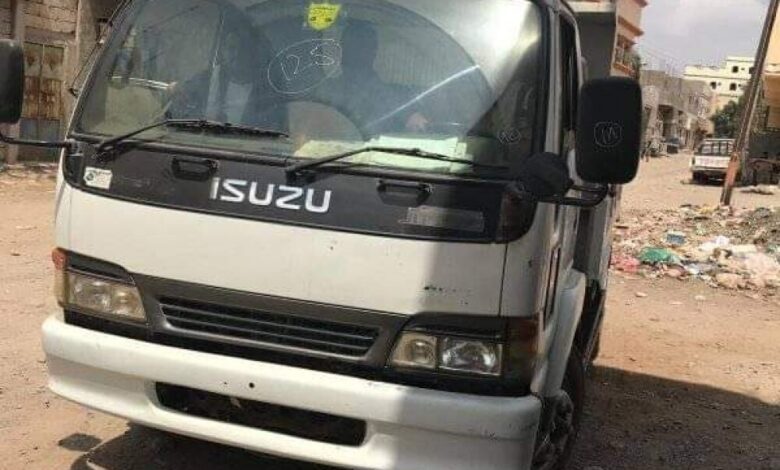 قائد اللواء الخامس يدعم صندوق النظافة بردفان بسيارة جديدة لنقل المخلفات