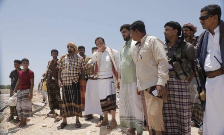 محافظ المهرة يتفقد سير العمل الجاري لفتح طريق الغيضة - حوف - شحن المتضرر من السيول