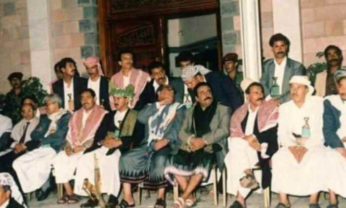 صورة نادرة في زواج احمد علي عبدالله صالح بحضور قيادات من الحزب الاشتراكي اليمني .. من هي؟