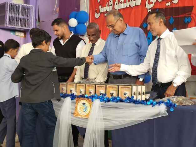 توزيع شهادات النجاح للفصل الدراسي الاول في مدرسة التفوق الاهلية بمديرية المعلا