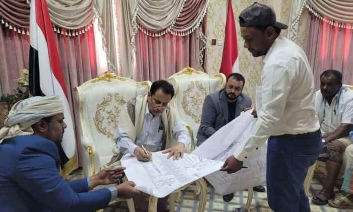 محافظ المهرة يترأس اجتماعاً لمناقشة مشاكل الصرف الصحي والعشوائيات بمدينة الغيضة