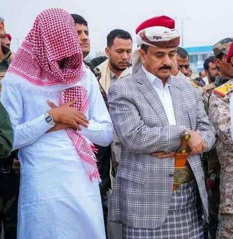رجل غطى وجهه خلال صلاة العيد يُشغل اهالي شبوة