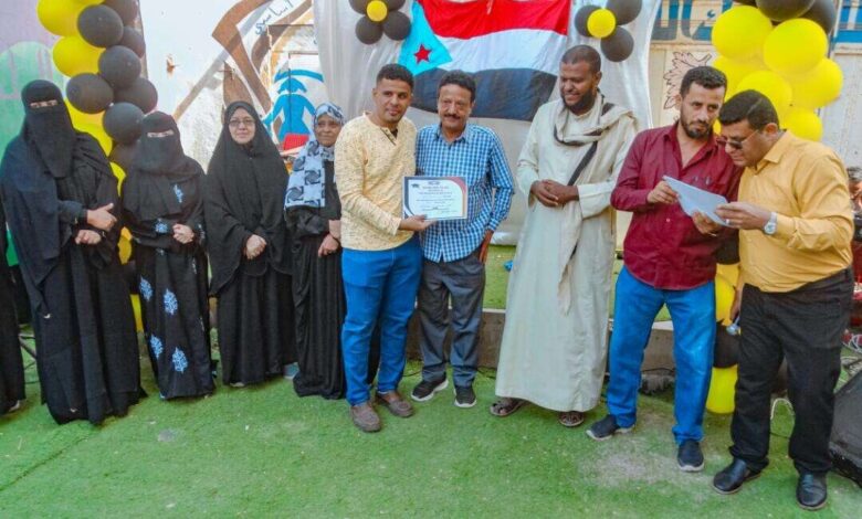 ادارة مدرسة الراشد الاهلية بالممدارة تكرم مشرف الدور لصف ثاني علمي الاستاذ عبدالله محمد