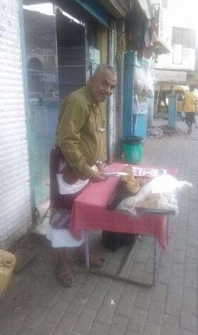 صورة لدكتور في القانون الدولي يبيع معجنات بعدن تثير جدلًا واسعًا