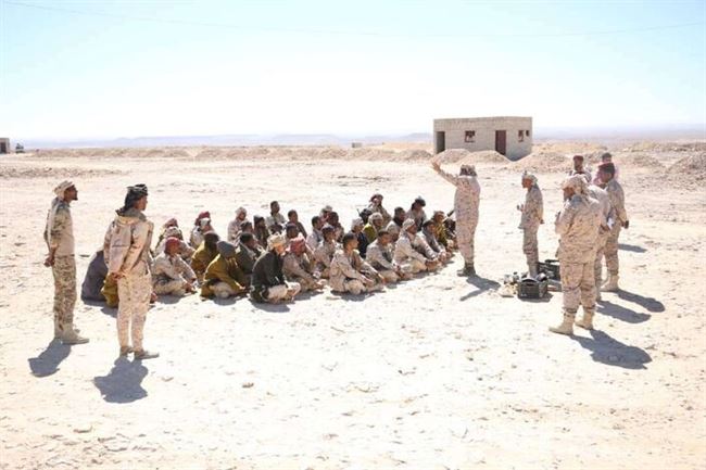 رئيس شعبة الهندسة العسكرية بقيادة المنطقة العسكرية الثانية يلقي محاضرة حول الألغام والمتفجرات لمنتسبي معسكر "الأدواس"
