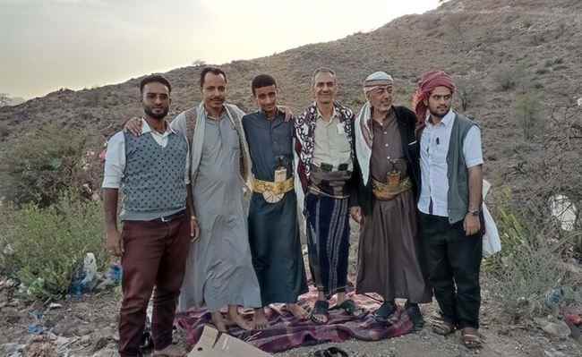 تعز.. أرباب مسجد القرشي يطعمون أبطالنا الأشاوس في جبل هان..